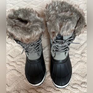 Women’s Snow Boots - Grey & Black Plaid Duck Boots W/ Faux Fur, Size 9